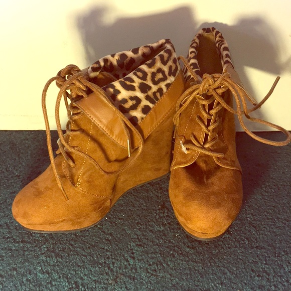 Qupid Shoes - Qupid NWOT Brown Lace-Up Booties